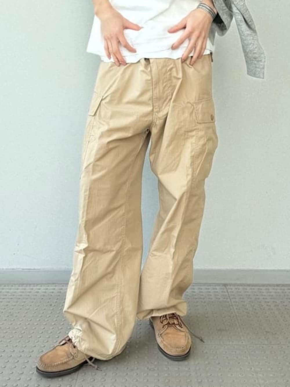 ブラウン系のトートバッグ、ホワイト系のTシャツ/カットソー、グレー系のカーディガン/ボレロを着用したメンズの夏コーディネートの4枚目の写真