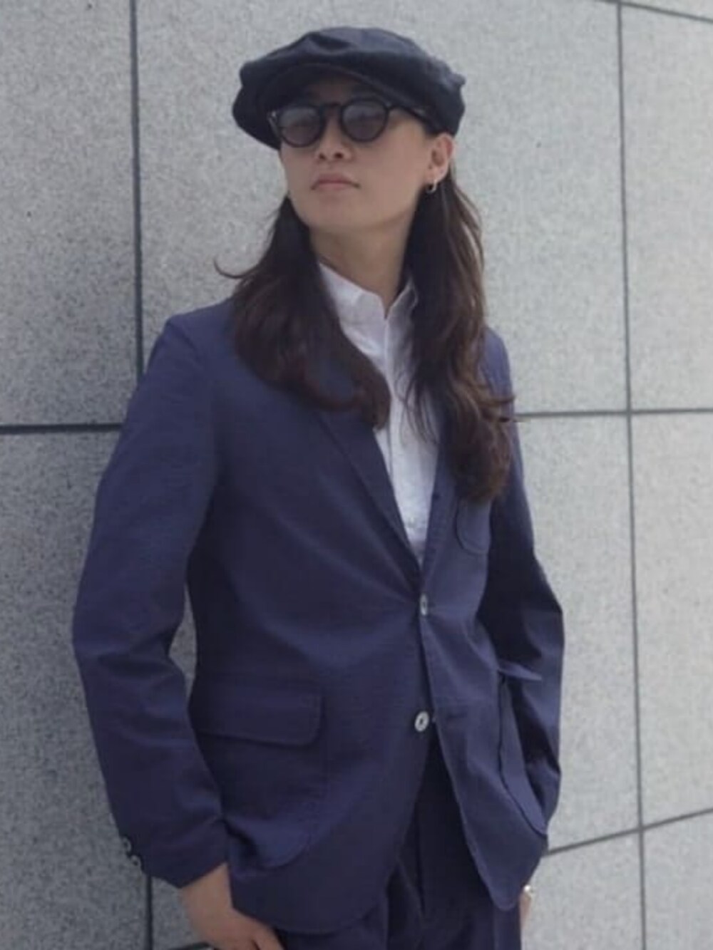 ブルー系のテーラードジャケット、ブルー系のその他パンツ、ホワイト系のシャツ/ブラウスを着用したメンズの夏コーディネートの2枚目の写真