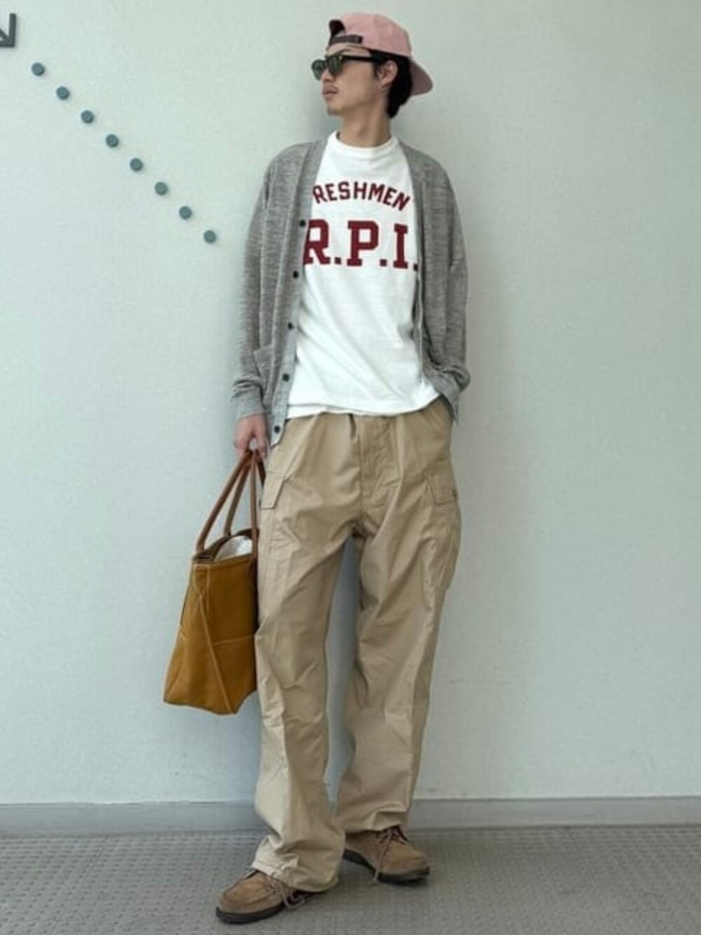 ブラウン系のトートバッグ、ホワイト系のTシャツ/カットソー、グレー系のカーディガン/ボレロを着用したメンズの夏コーディネートの2枚目の写真