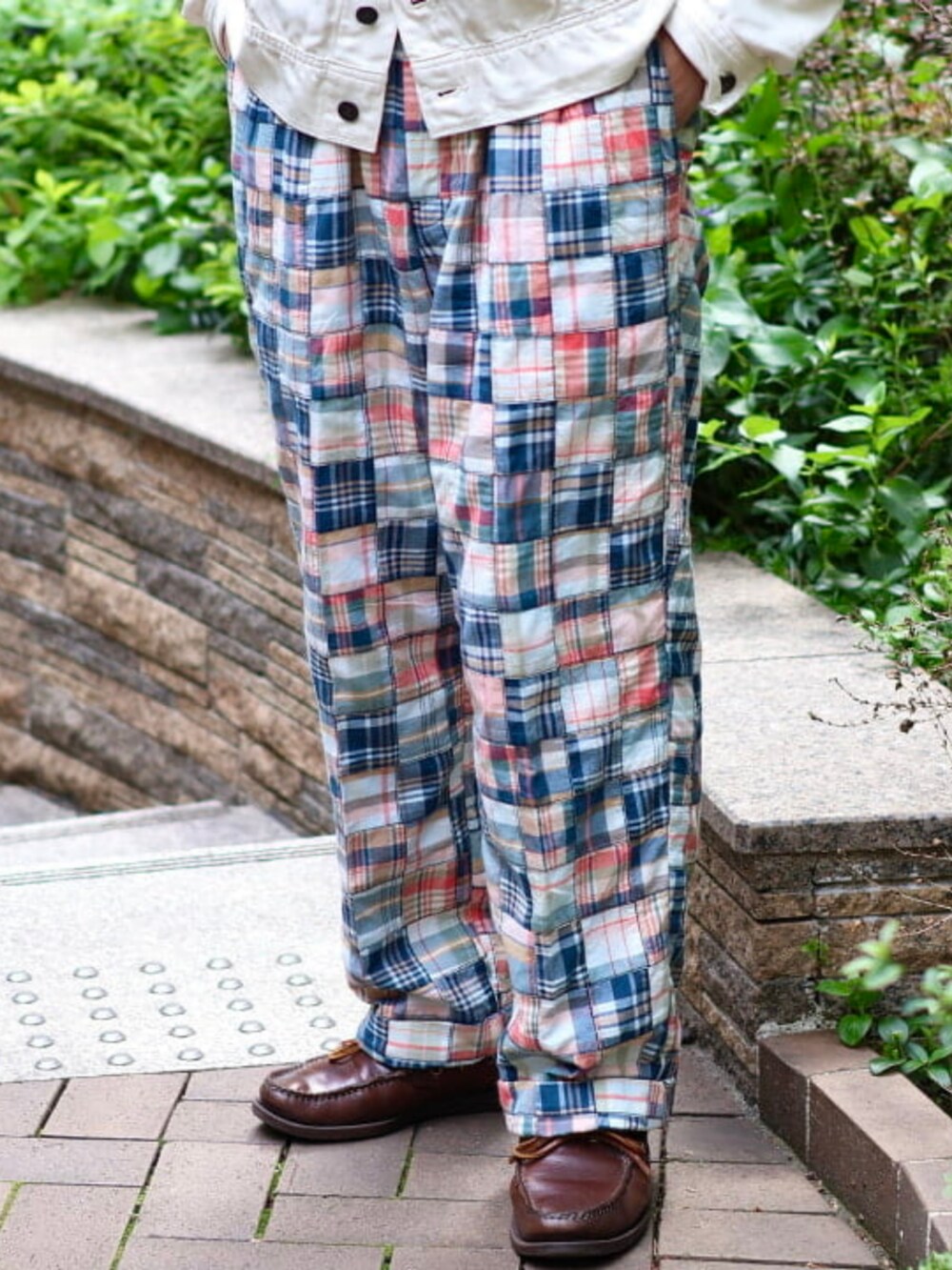 その他のその他パンツ、イエロー系のネクタイ、ホワイト系のソックス/靴下を着用したメンズの春コーディネートの2枚目の写真