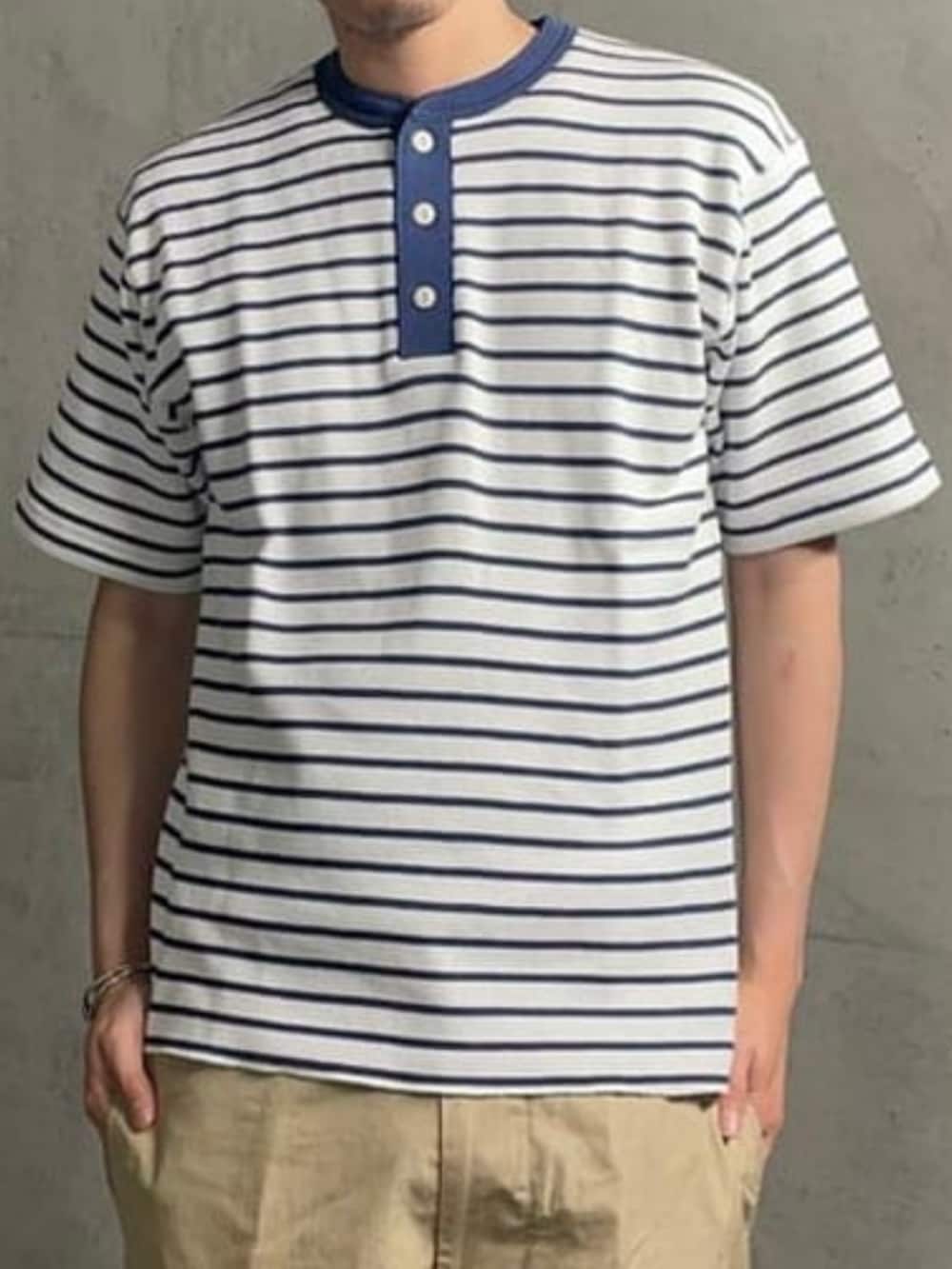 「白Tシャツ、バケットハット、ボーダー、シンプルコーデ、夏コーデ、オトナカジュアル、メンズファッション、夏ファッション、大人カジュアル、ヘンリーネック、チノパン、カーゴパンツ、アメカジ、アメカジコーデ、カジュアル」｜「Sperry Top-SiderのSPERRY TOP-SIDER / 別注 MIL CVO（スニーカー、ベージュ系）」を使った、BEAMS PLUSさん（メンズ・186cm）の夏コーディネートの3枚目の写真