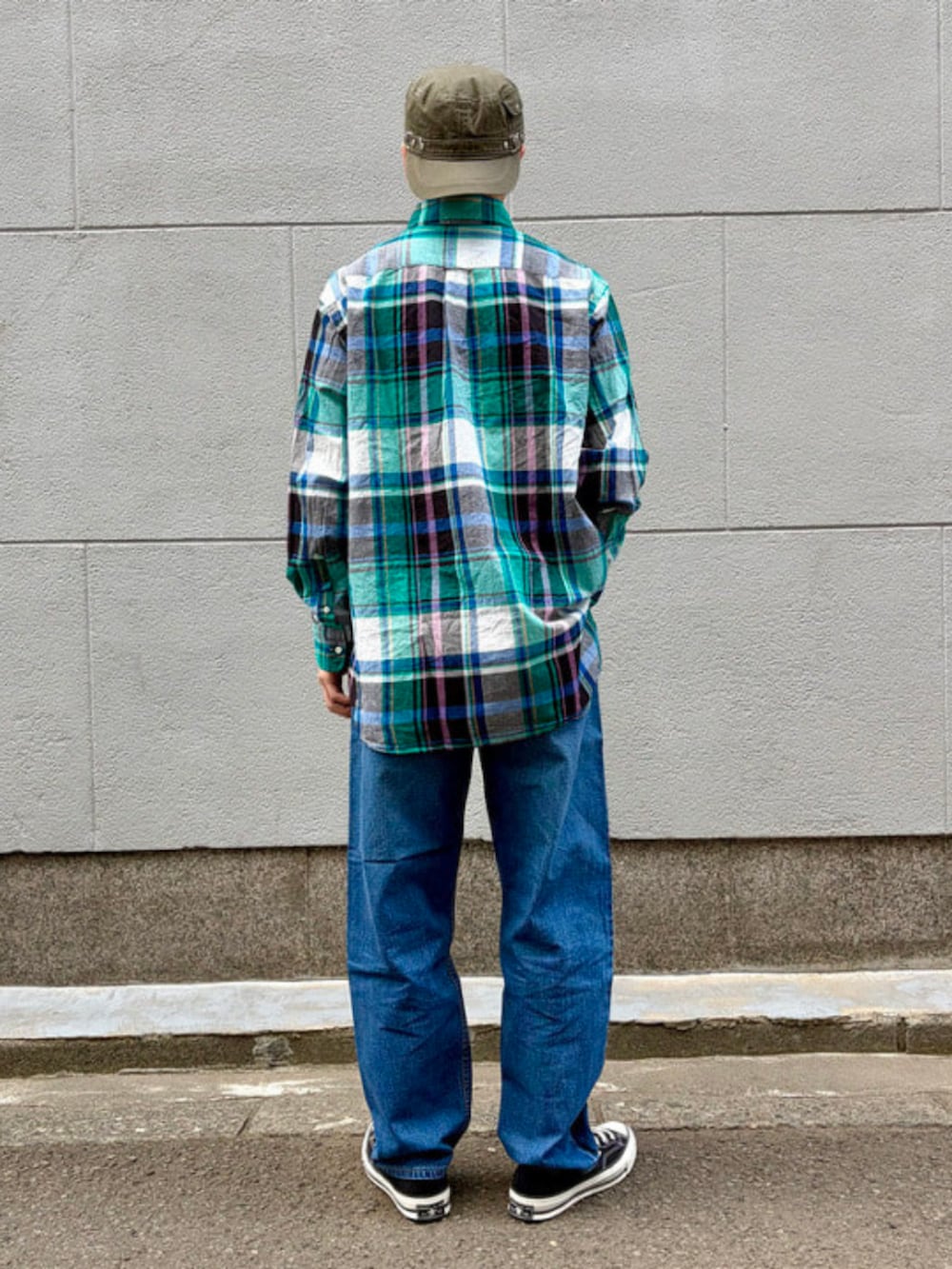 ブルー系のその他パンツ、グリーン系のシャツ/ブラウスを着用したメンズの春コーディネートの3枚目の写真