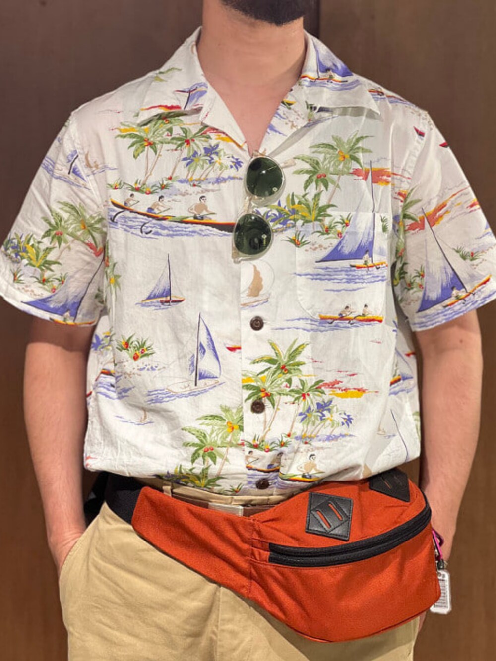 オレンジ系のボディバッグ/ウエストポーチ、ホワイト系のシャツ/ブラウス、グリーン系のその他パンツを着用したメンズの夏コーディネートの2枚目の写真