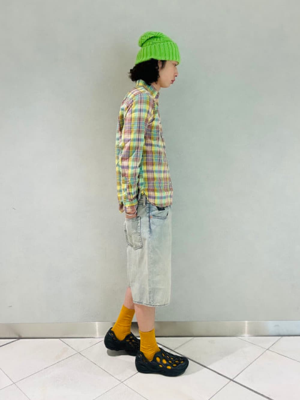 イエロー系のシャツ/ブラウス、ブルー系のデニムパンツ、ブラック系のサンダルを着用したメンズの春コーディネートの2枚目の写真