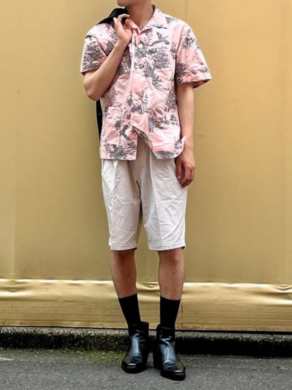 ピンク系のシャツ/ブラウス、ホワイト系のその他パンツを着用したメンズの夏コーディネートの5枚目の写真