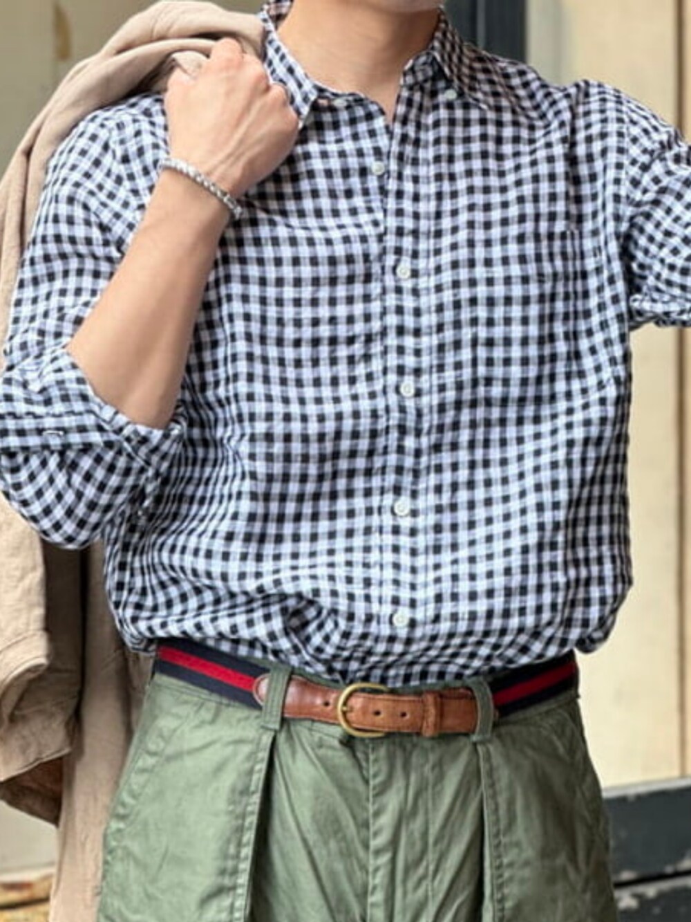 ブラック系のシャツ/ブラウス、グリーン系のテーラードジャケットを着用したメンズの春コーディネートの4枚目の写真