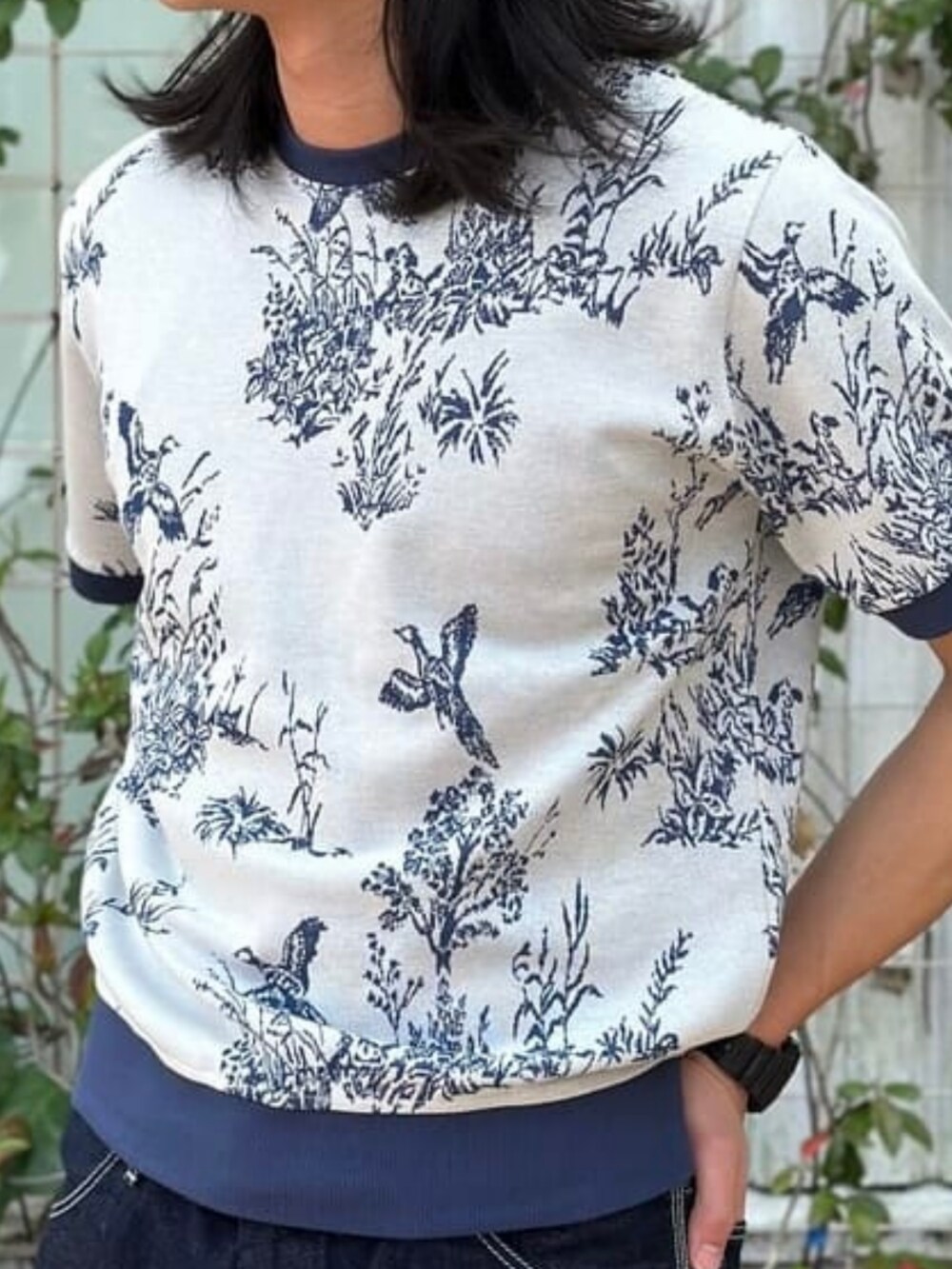 ブルー系のデニムパンツ、ホワイト系のTシャツ/カットソー、ベージュ系のハットを着用したメンズの春コーディネートの2枚目の写真