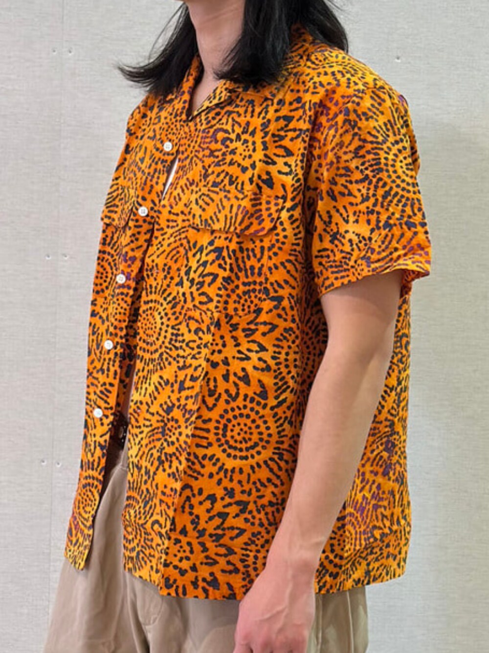 グリーン系のその他パンツ、オレンジ系のシャツ/ブラウスを着用したメンズの夏コーディネートの2枚目の写真