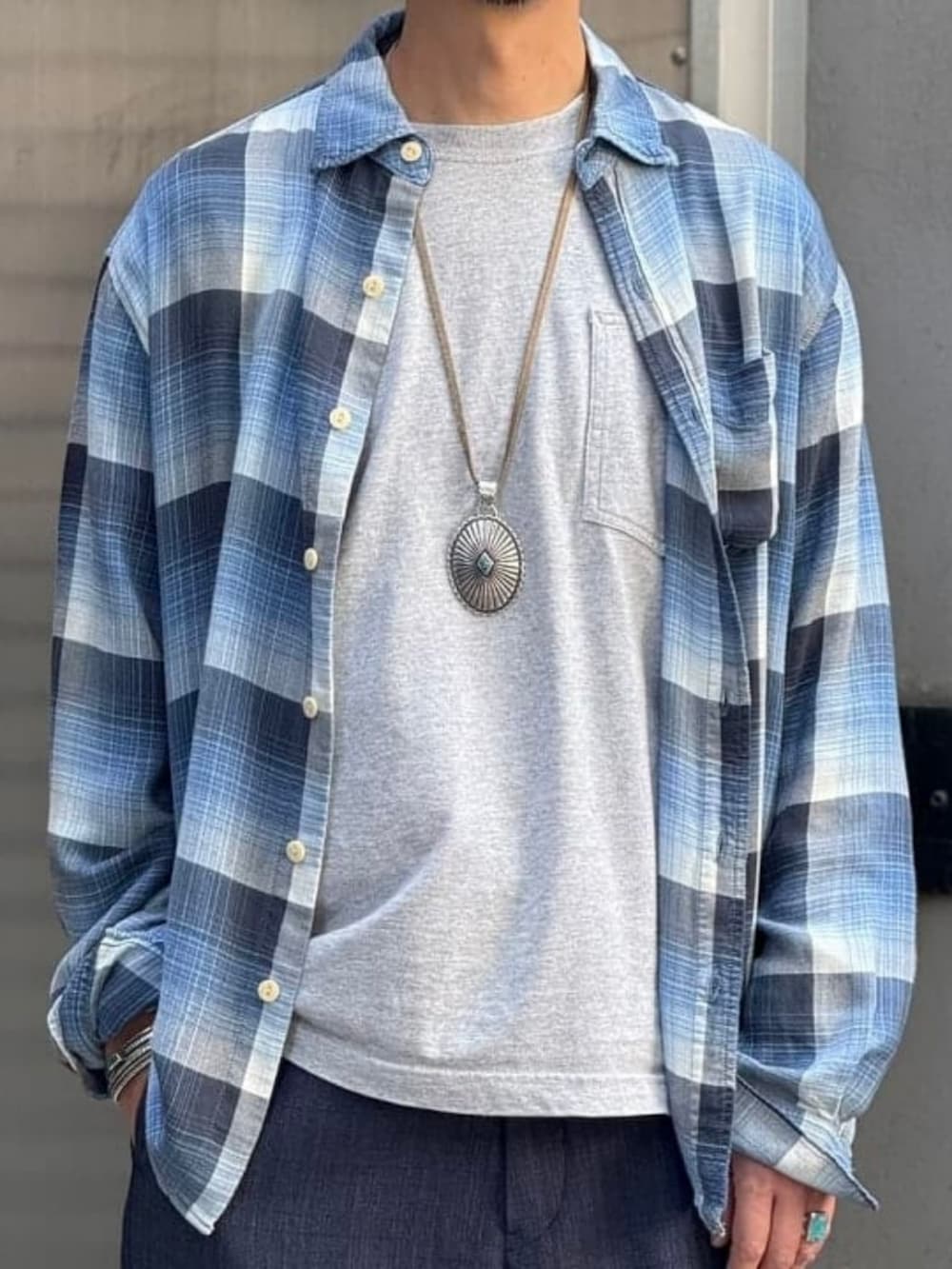 ブルー系のシャツ/ブラウス、ブルー系のその他パンツ、ホワイト系のスニーカーを着用したメンズの春コーディネートの2枚目の写真