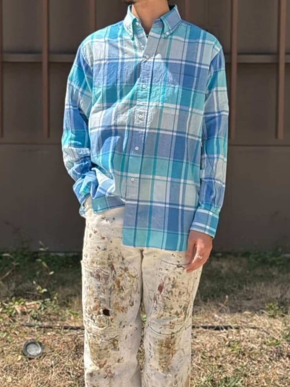 ブルー系のシャツ/ブラウスを着用したメンズの春コーディネートの3枚目の写真
