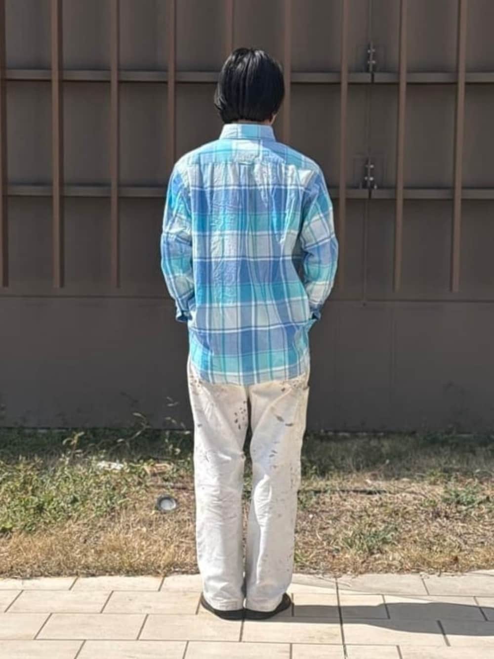 ブルー系のシャツ/ブラウスを着用したメンズの春コーディネートの2枚目の写真