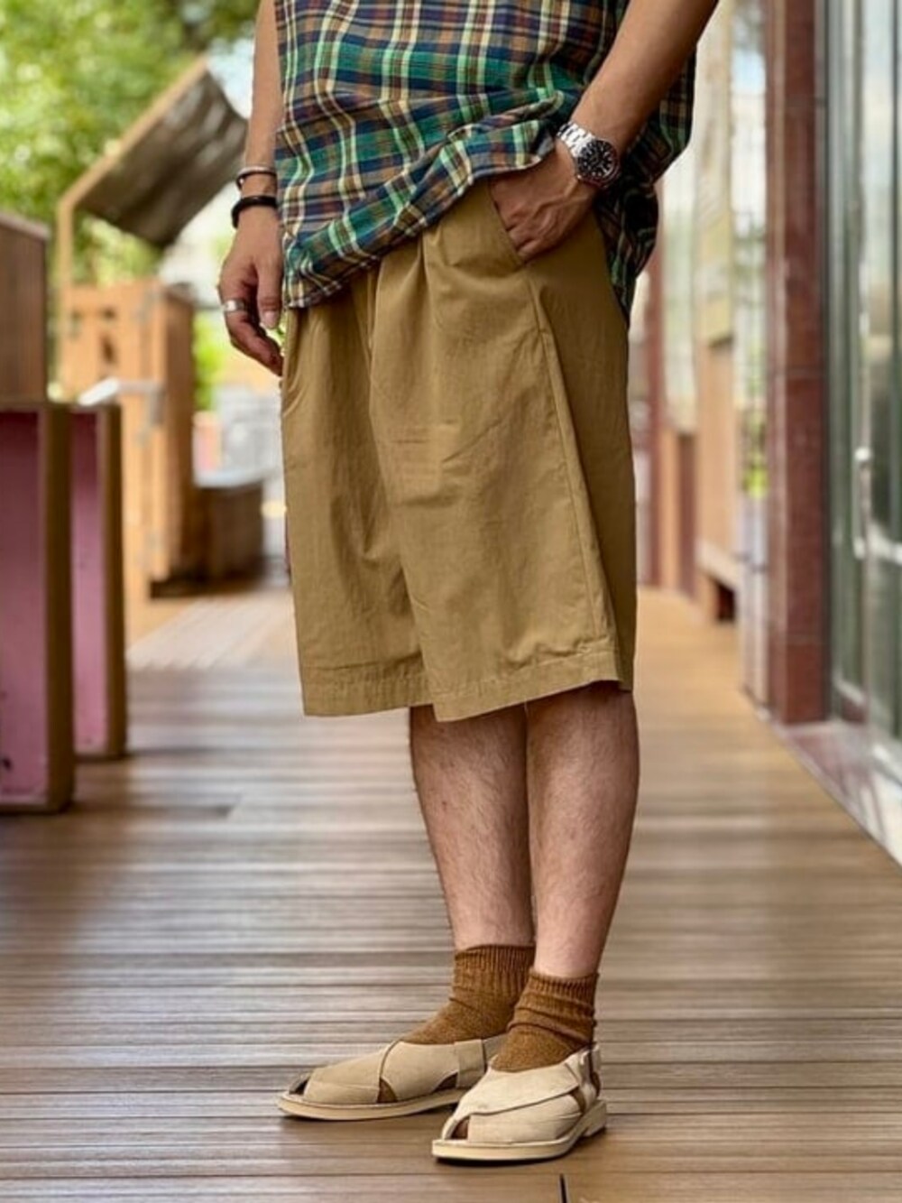 グリーン系のその他パンツ、ブルー系のシャツ/ブラウス、ブラウン系のソックス/靴下を着用したメンズの夏コーディネートの3枚目の写真