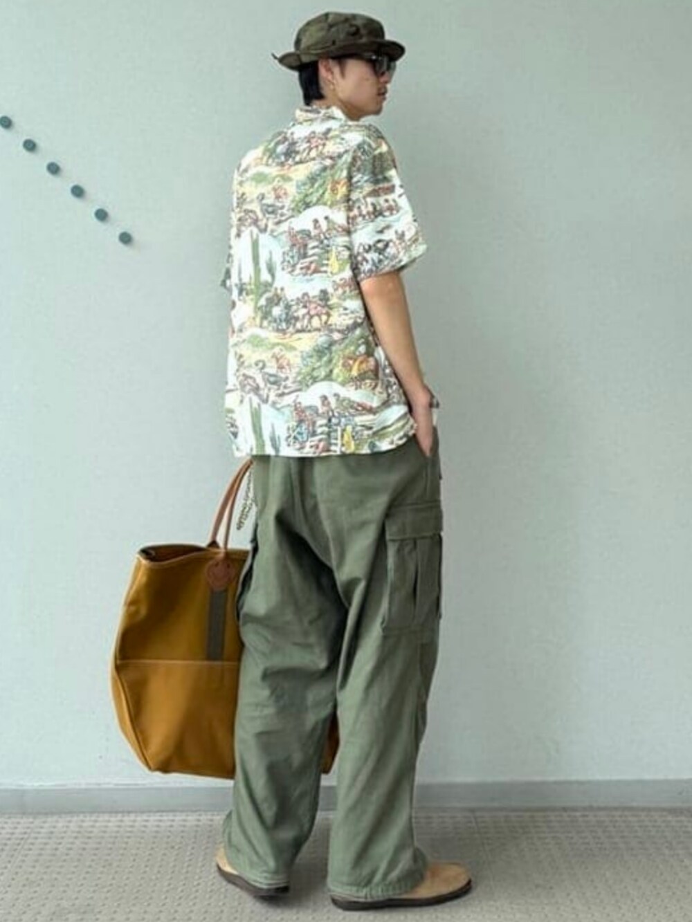 その他のシャツ/ブラウス、ブラウン系のトートバッグ、ホワイト系のTシャツ/カットソーを着用したメンズの夏コーディネートの3枚目の写真