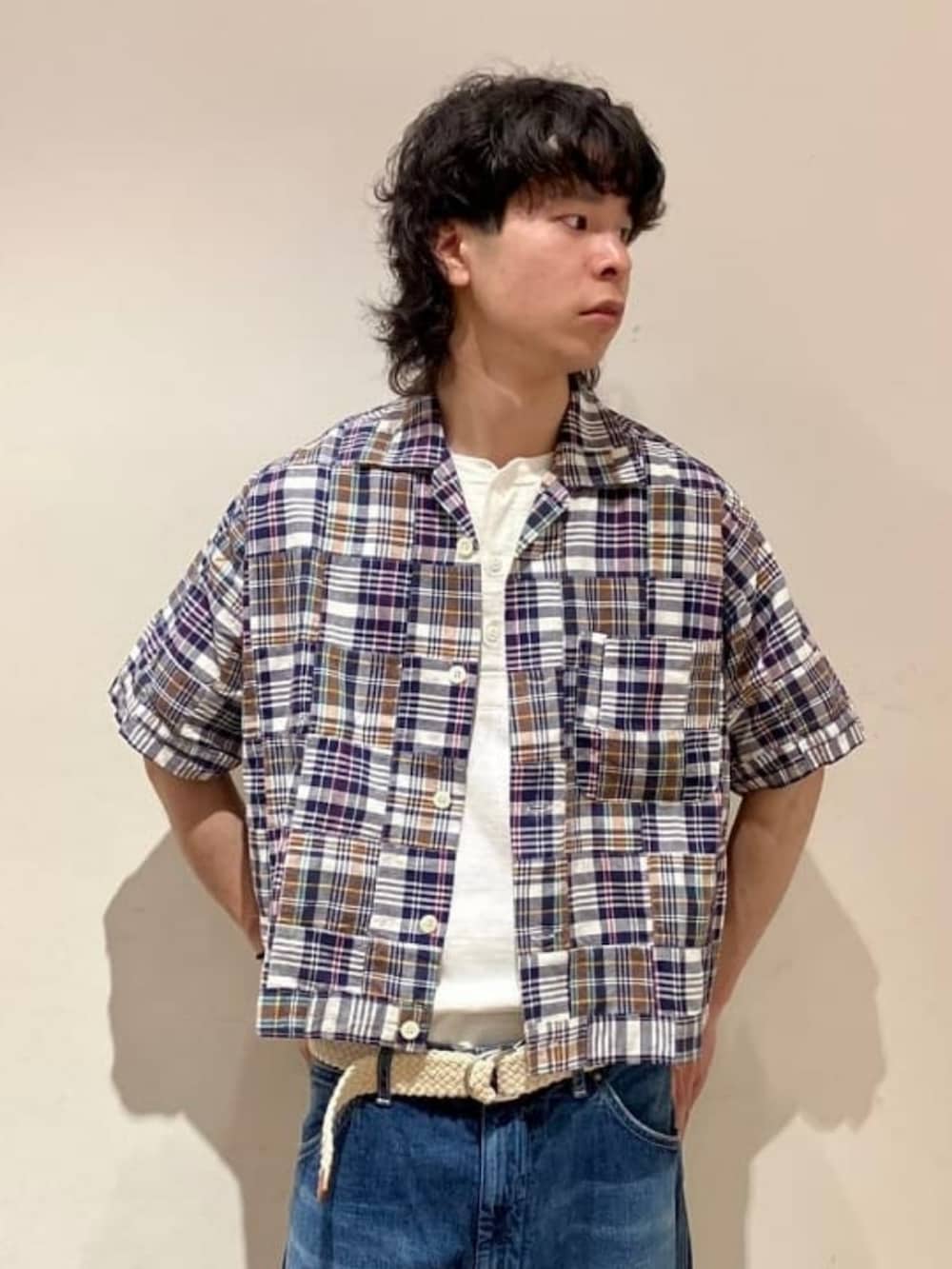 ホワイト系のTシャツ/カットソー、ブルー系のデニムパンツを着用したメンズの春コーディネートの2枚目の写真