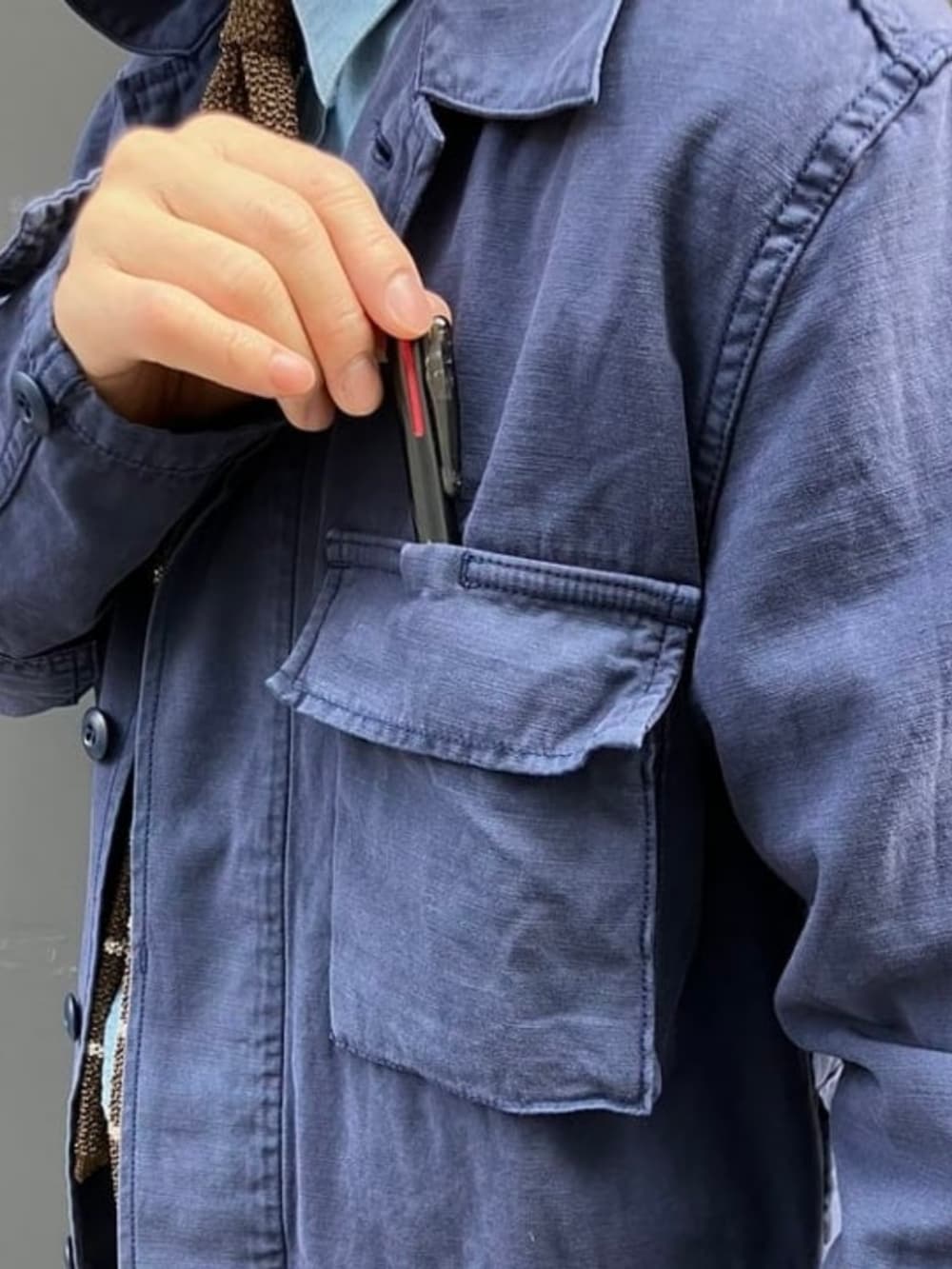 ブルー系のブルゾン、ブラウン系のネクタイを着用したメンズの春コーディネートの3枚目の写真