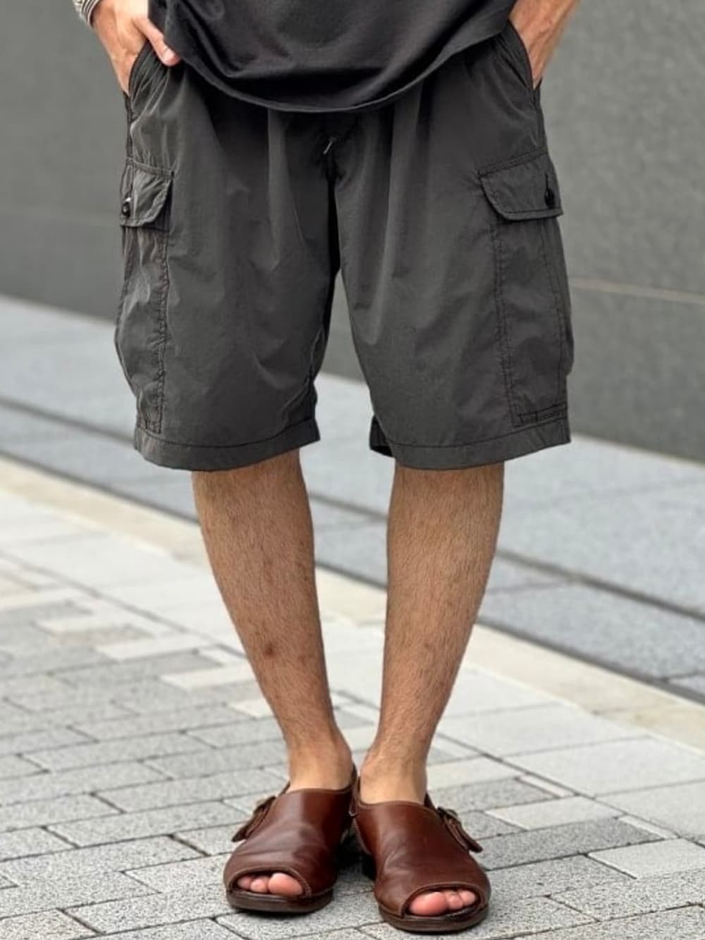 グレー系のTシャツ/カットソー、ブラック系のその他パンツを着用したメンズの夏コーディネートの3枚目の写真