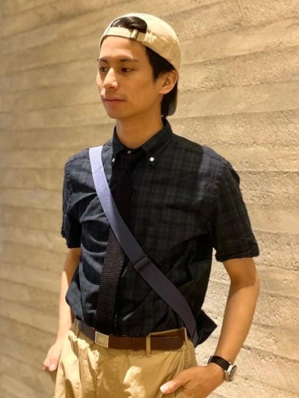 ブラック系のネクタイ、その他のシャツ/ブラウス、ブルー系のショルダーバッグを着用したメンズの夏コーディネートの2枚目の写真