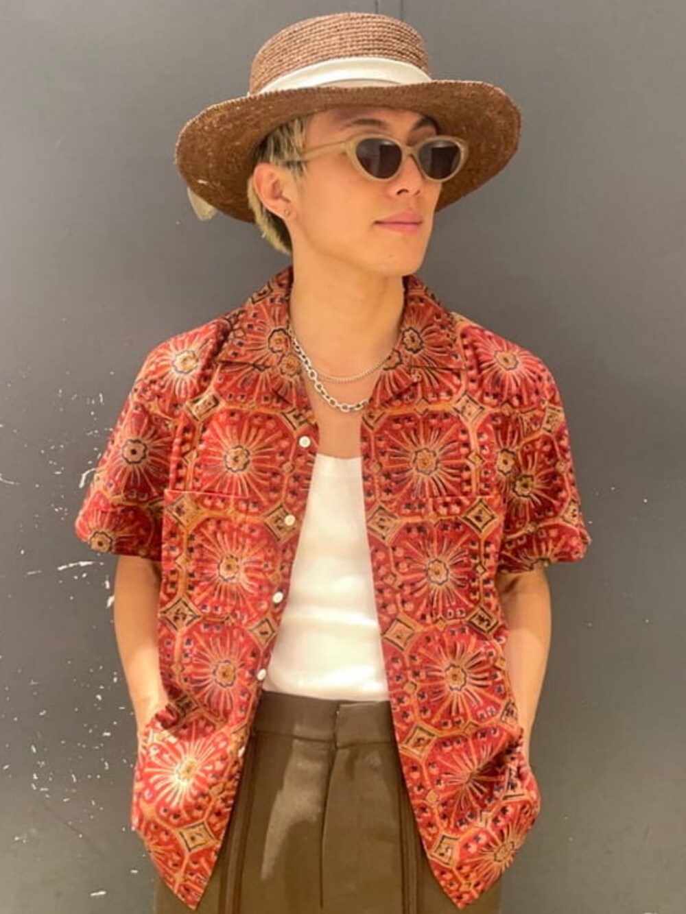 レッド系のシャツ/ブラウスを着用したメンズの夏コーディネートの3枚目の写真