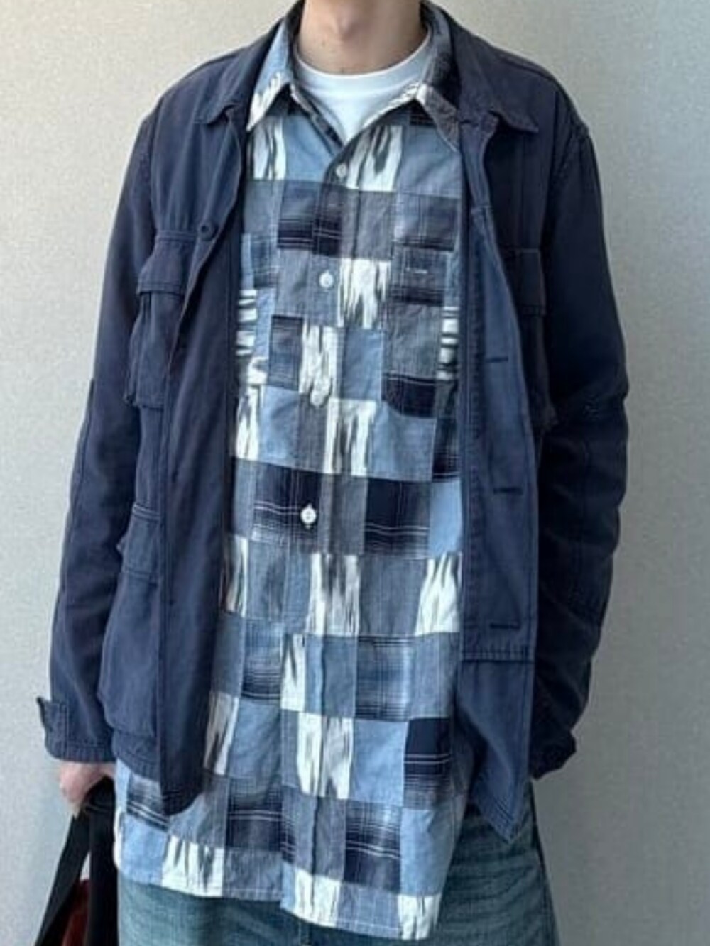 ブラウン系のスニーカー、ブルー系のブルゾン、ブルー系のシャツ/ブラウスを着用したメンズの春コーディネートの4枚目の写真