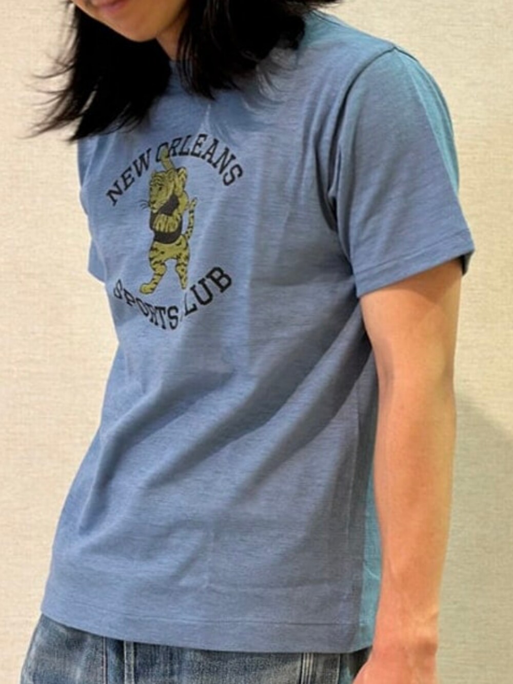 ブルー系のTシャツ/カットソーを着用したメンズの夏コーディネートの2枚目の写真