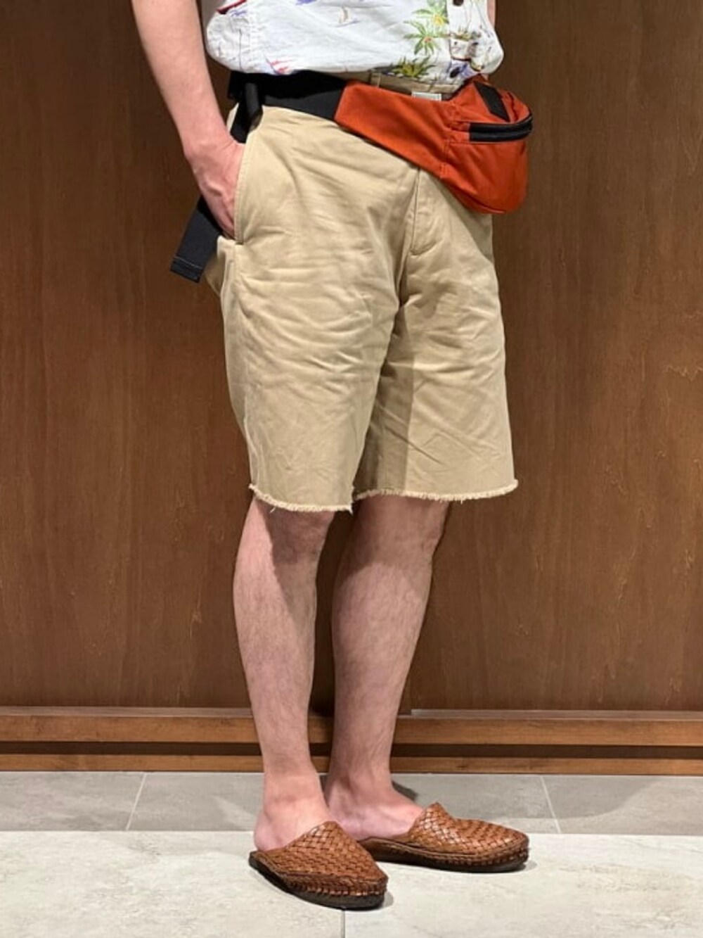 オレンジ系のボディバッグ/ウエストポーチ、ホワイト系のシャツ/ブラウス、グリーン系のその他パンツを着用したメンズの夏コーディネートの3枚目の写真