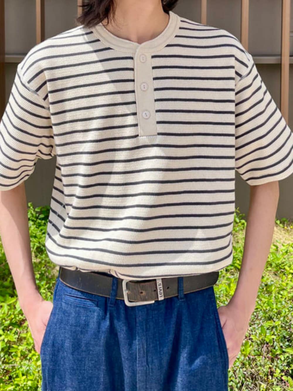 ブルー系のデニムパンツ、ホワイト系のTシャツ/カットソー、ベージュ系のハットを着用したメンズの春コーディネートの4枚目の写真