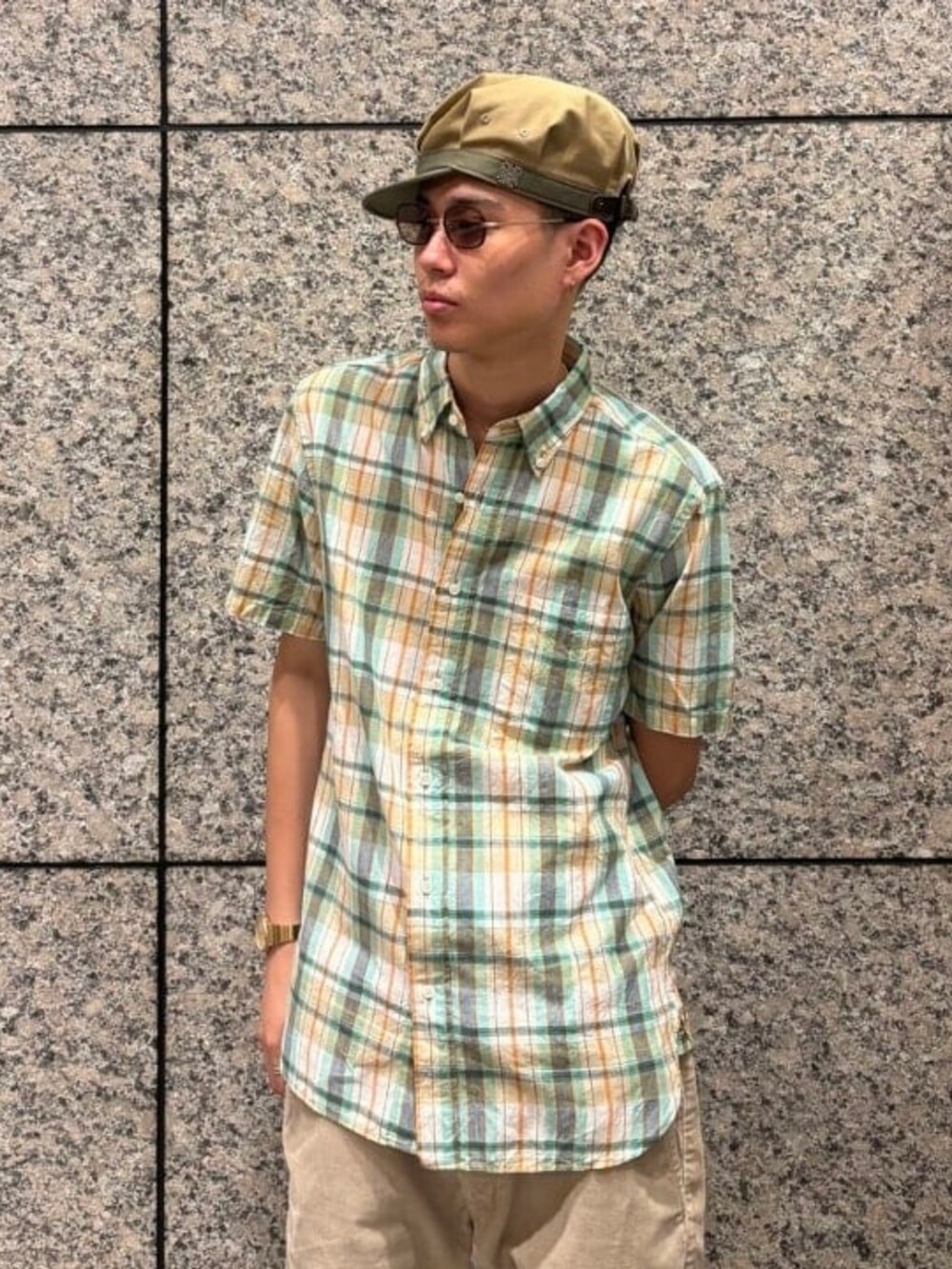 ブラウン系のその他パンツ、グリーン系のシャツ/ブラウス、ベージュ系のキャップを着用したメンズの夏コーディネートの2枚目の写真