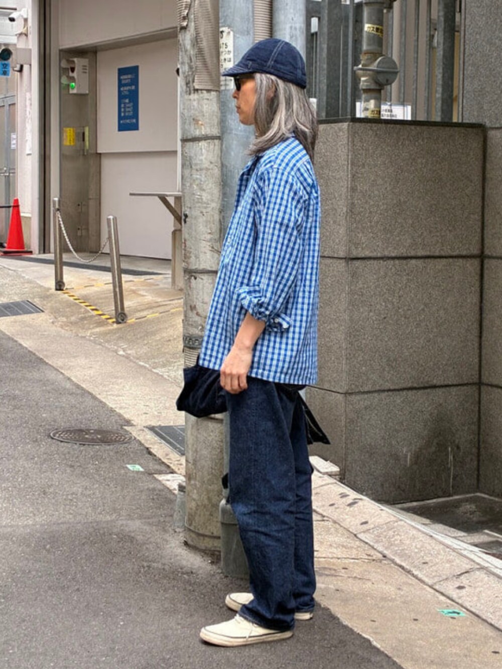 ブルー系のシャツ/ブラウスを着用したメンズの春コーディネートの6枚目の写真