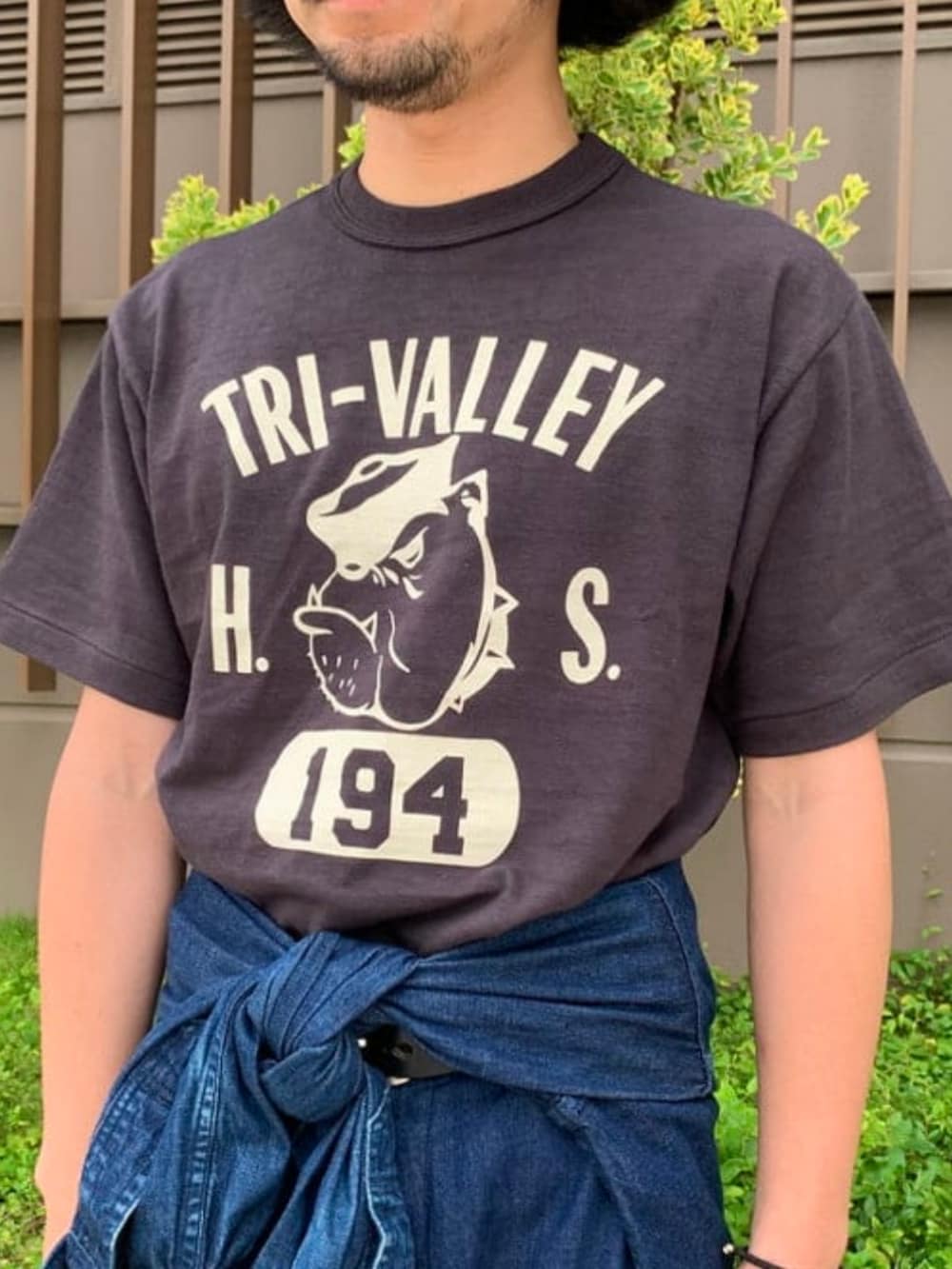 ブルー系のデニムパンツ、ブラック系のTシャツ/カットソーを着用したメンズの夏コーディネートの2枚目の写真