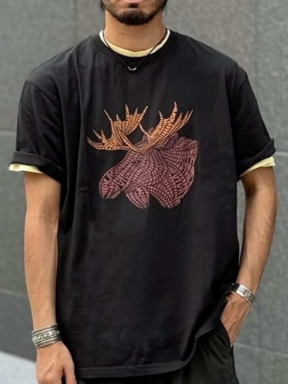 グレー系のTシャツ/カットソー、ブラック系のその他パンツを着用したメンズの夏コーディネートの2枚目の写真