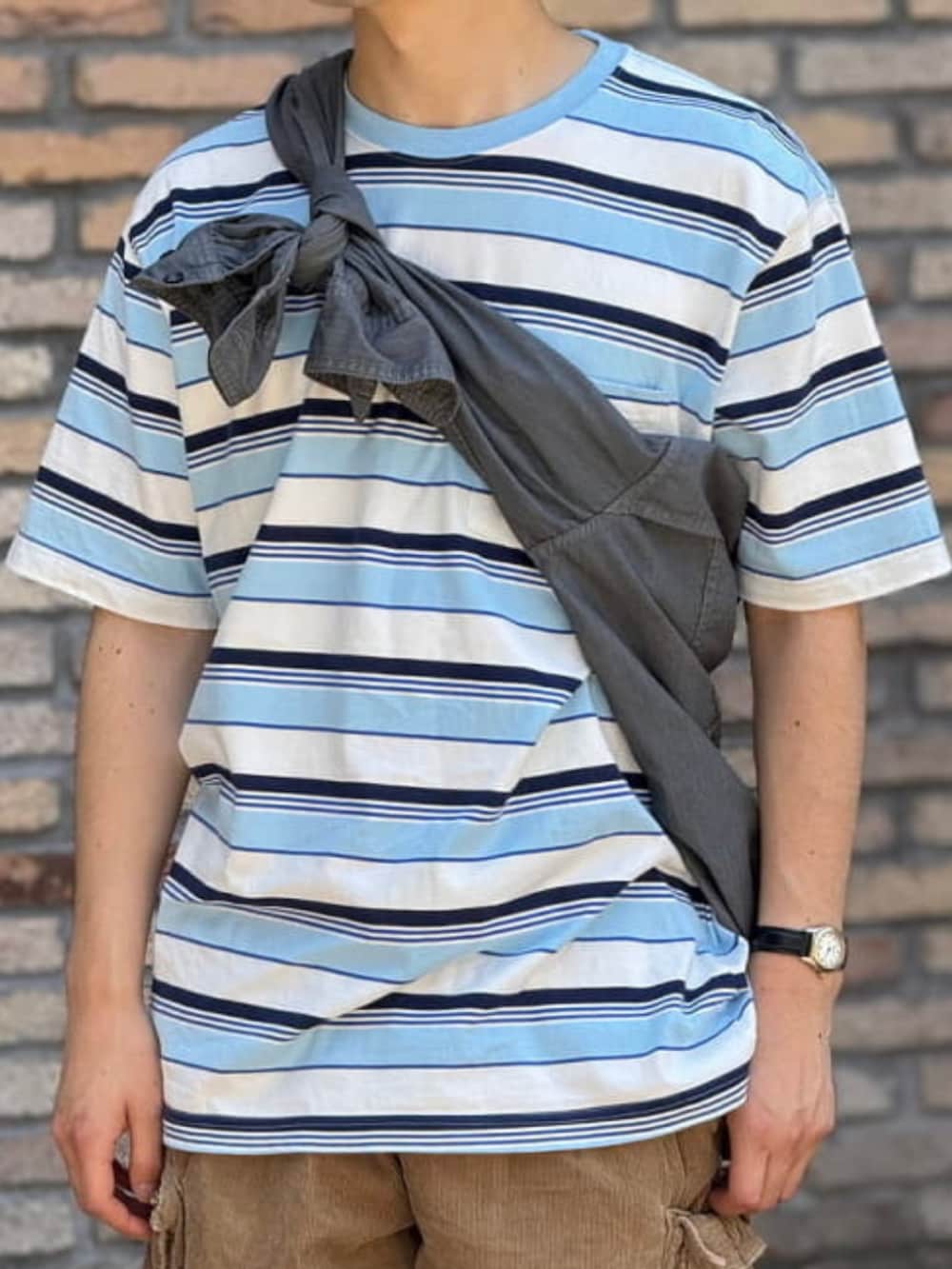 ブルー系のTシャツ/カットソー、ホワイト系のスニーカーを着用したメンズの夏コーディネートの2枚目の写真