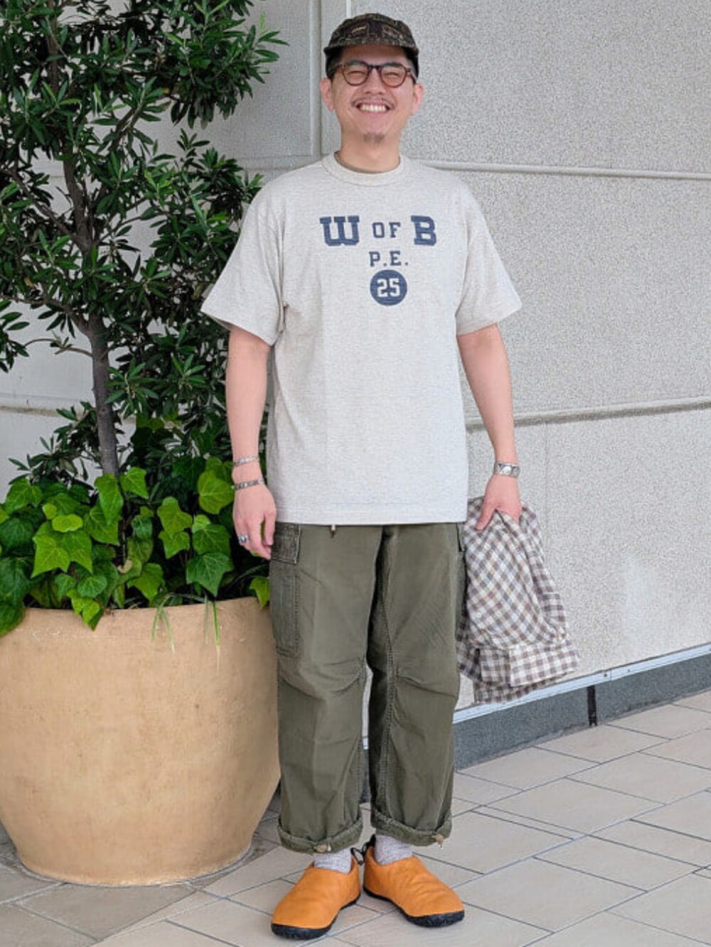 ブラウン系のシャツ/ブラウス、ホワイト系のTシャツ/カットソー、グリーン系のカーゴパンツを着用したメンズの夏コーディネートの2枚目の写真