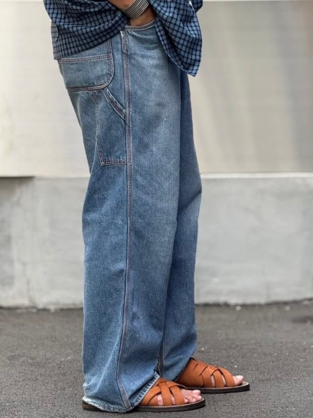 ブルー系のデニムパンツ、ブルー系のシャツ/ブラウスを着用したメンズの夏コーディネートの3枚目の写真