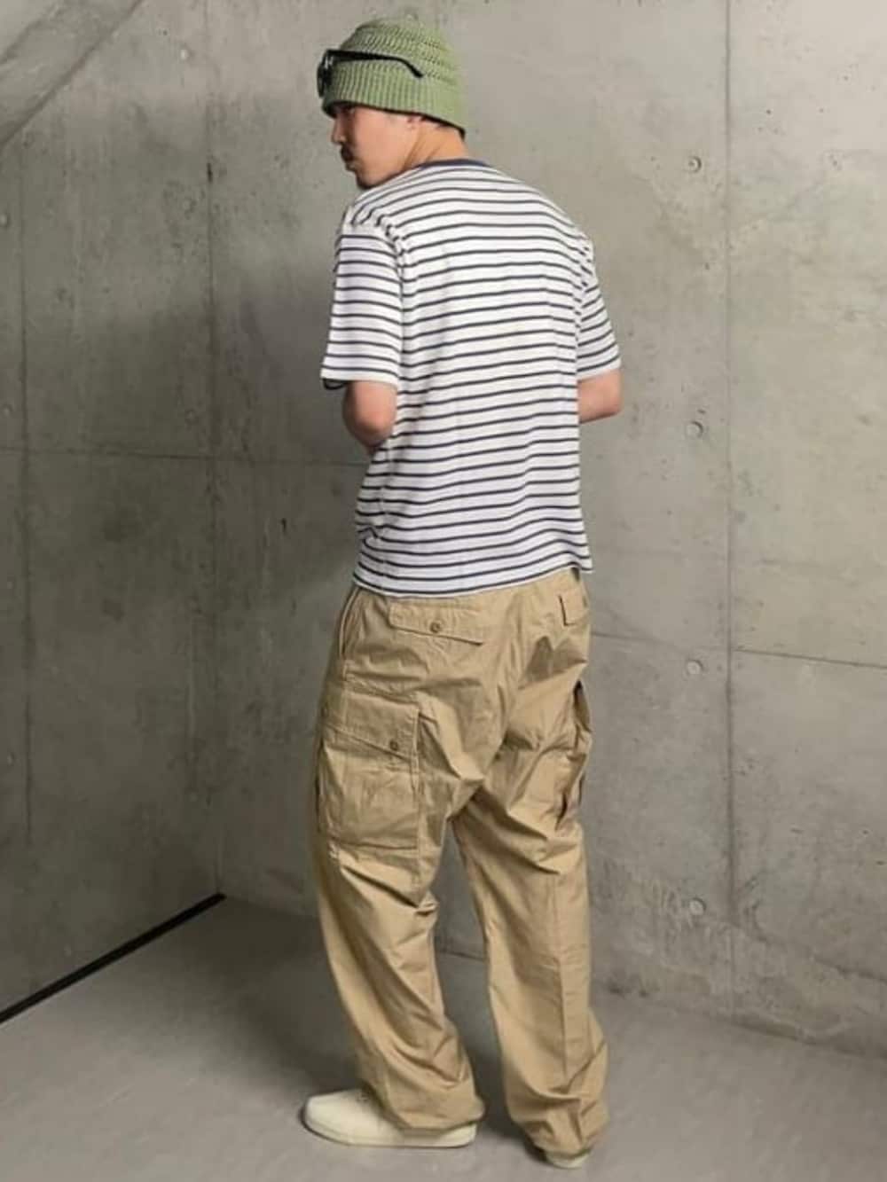 「白Tシャツ、バケットハット、ボーダー、シンプルコーデ、夏コーデ、オトナカジュアル、メンズファッション、夏ファッション、大人カジュアル、ヘンリーネック、チノパン、カーゴパンツ、アメカジ、アメカジコーデ、カジュアル」｜「Sperry Top-SiderのSPERRY TOP-SIDER / 別注 MIL CVO（スニーカー、ベージュ系）」を使った、BEAMS PLUSさん（メンズ・186cm）の夏コーディネートの2枚目の写真