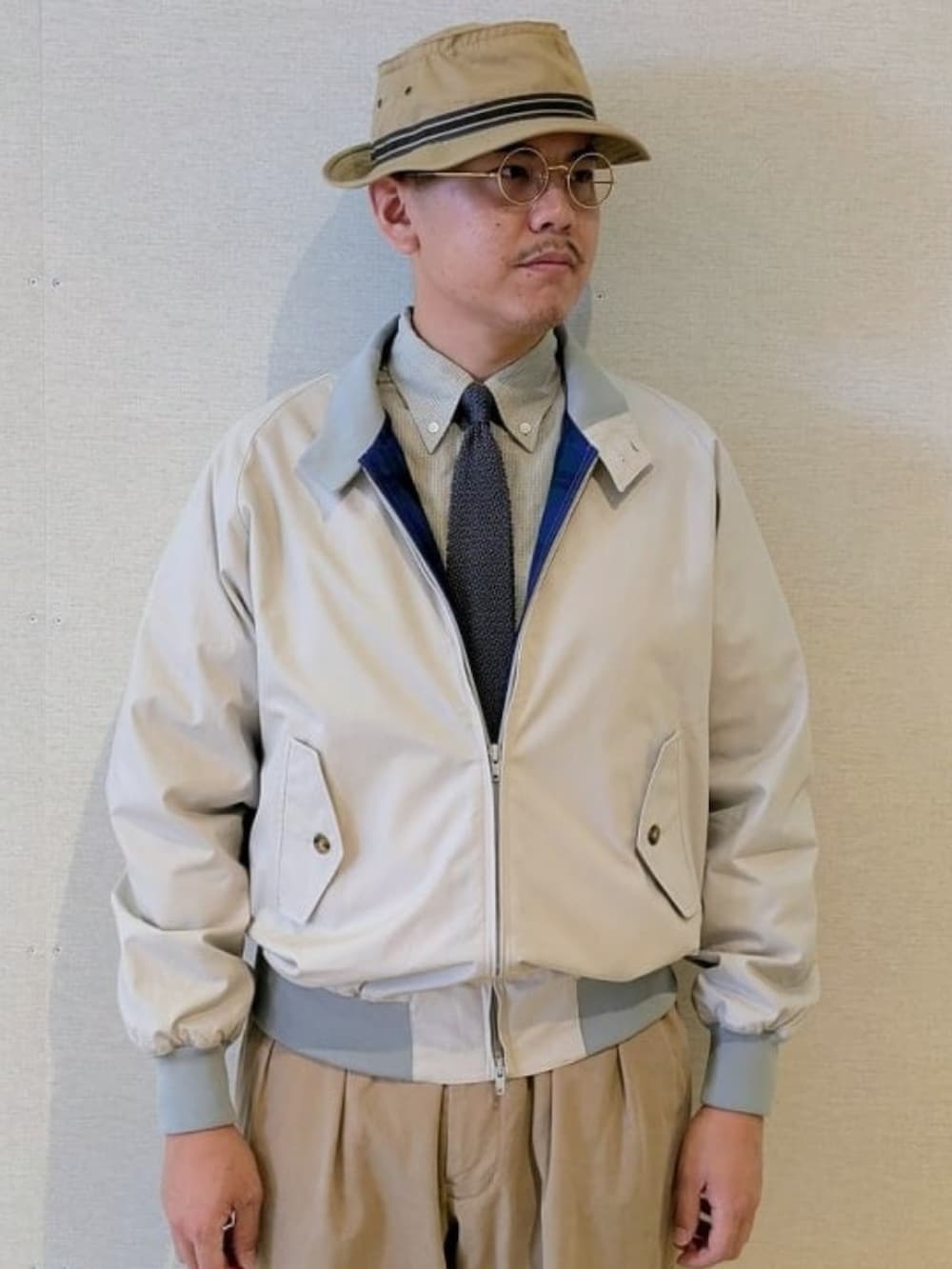 グレー系のブルゾン、グリーン系のその他パンツ、グレー系のシャツ/ブラウスを着用したメンズの秋コーディネートの2枚目の写真