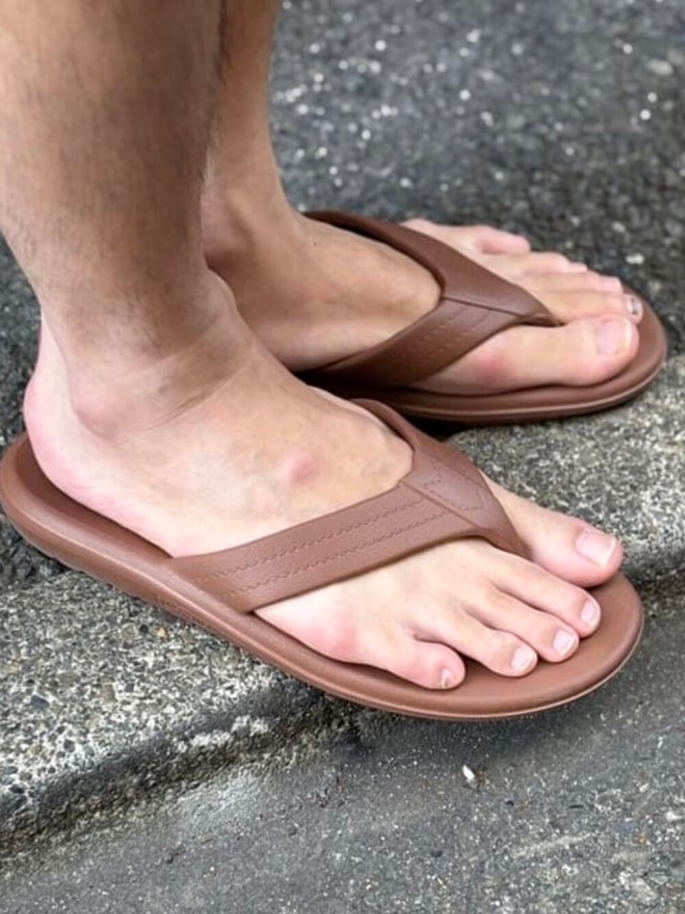 グリーン系のシャツ/ブラウス、オレンジ系のその他パンツ、ブラウン系のサンダルを着用したメンズの夏コーディネートの4枚目の写真