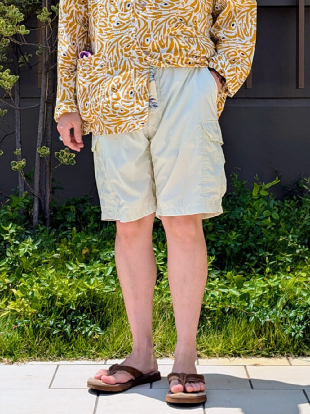 ベージュ系のシャツ/ブラウス、ホワイト系のその他パンツを着用したメンズの夏コーディネートの3枚目の写真