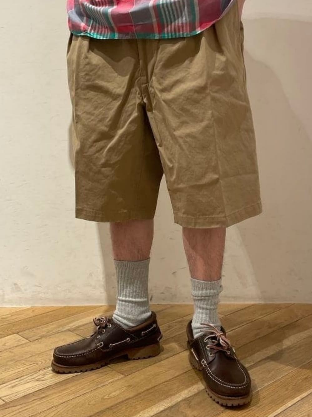 グリーン系のその他パンツ、ピンク系のシャツ/ブラウス、ベージュ系のハットを着用したメンズの夏コーディネートの3枚目の写真