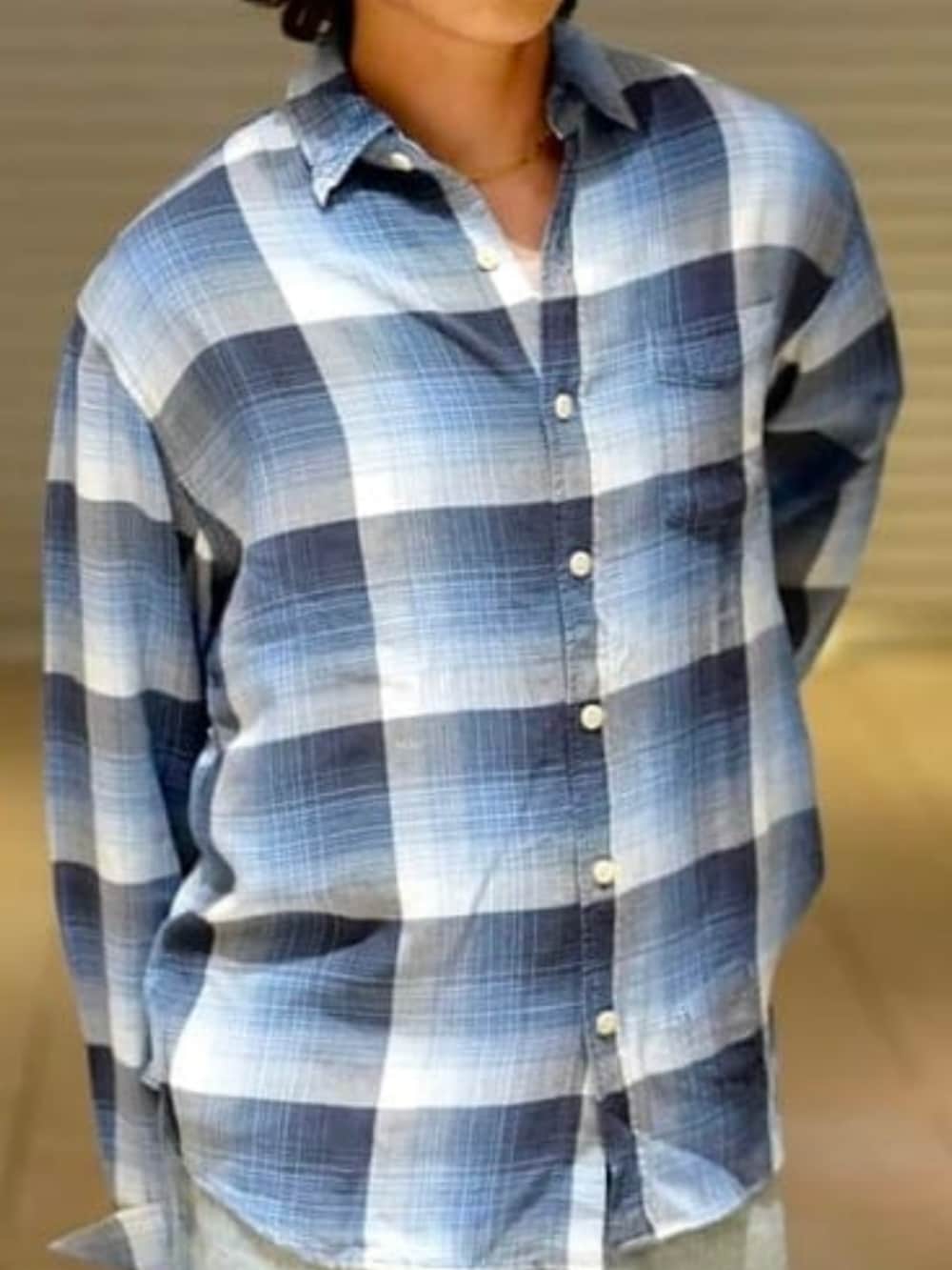 ブルー系のシャツ/ブラウス、ブルー系のデニムパンツを着用したメンズの春コーディネートの2枚目の写真