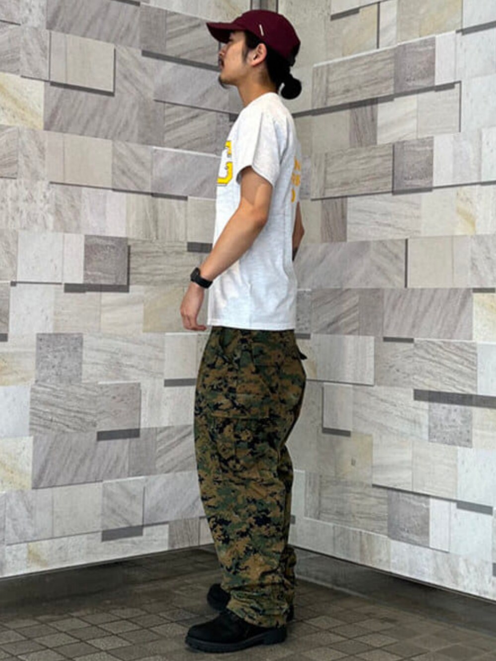 グレー系のTシャツ/カットソーを着用したメンズの夏コーディネートの2枚目の写真