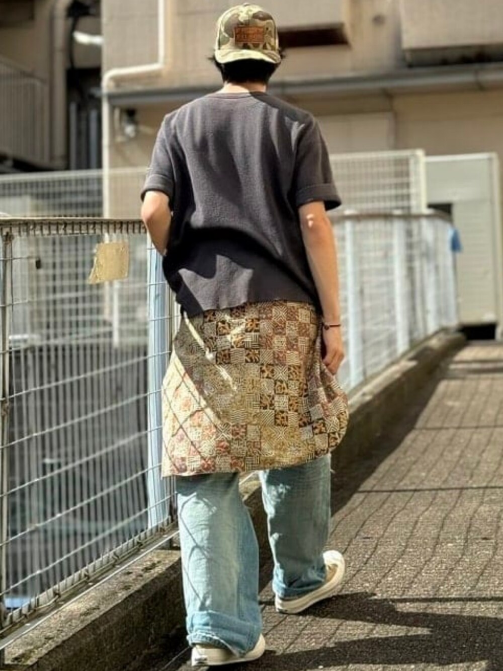 ブルー系のデニムパンツ、ブラック系のTシャツ/カットソーを着用したメンズの夏コーディネートの2枚目の写真