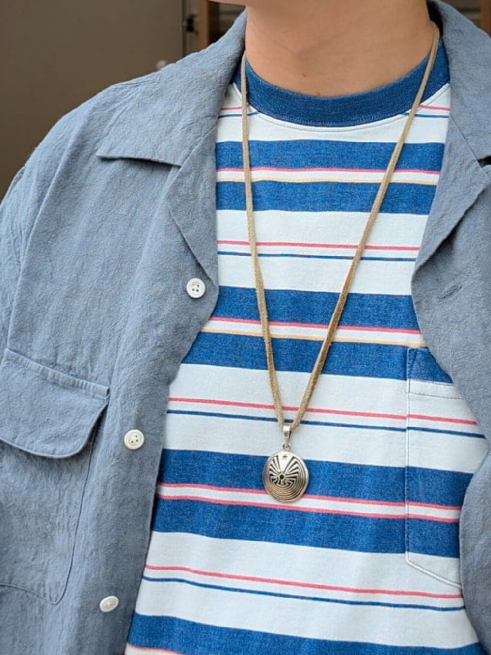 ブルー系のデニムパンツ、ブルー系のシャツ/ブラウス、ブルー系のTシャツ/カットソーを着用したメンズの夏コーディネートの2枚目の写真