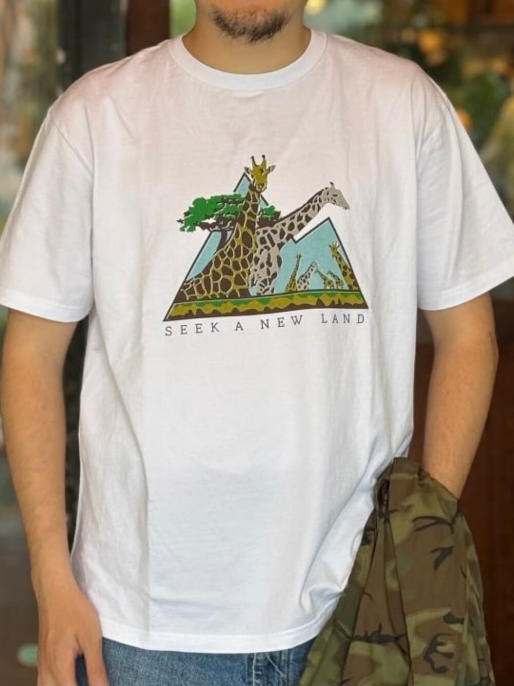 ホワイト系のTシャツ/カットソー、ブルー系のデニムパンツを着用したメンズの夏コーディネートの2枚目の写真