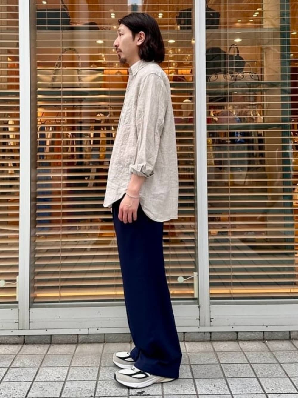 ベージュ系のシャツ/ブラウス、ブルー系のスラックスを着用したメンズの春コーディネートの2枚目の写真