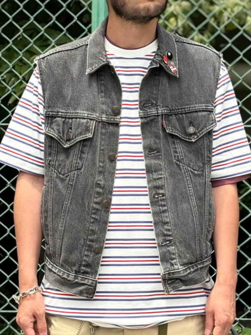 ホワイト系のTシャツ/カットソー、グレー系のソックス/靴下を着用したメンズの夏コーディネートの2枚目の写真