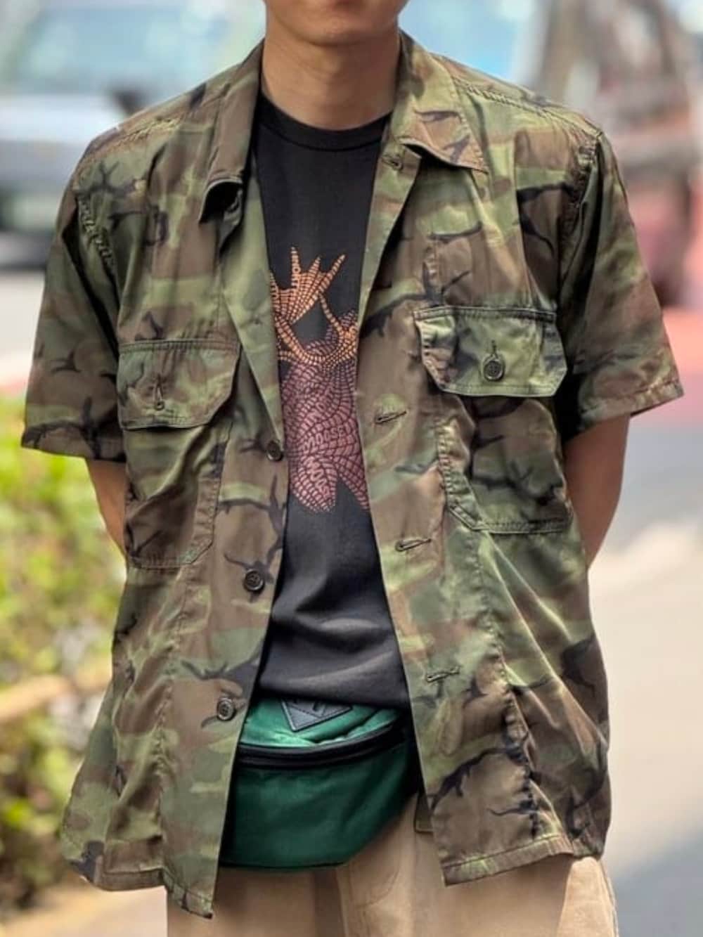 グリーン系のその他パンツ、グレー系のTシャツ/カットソー、グリーン系のボディバッグ/ウエストポーチを着用したメンズの夏コーディネートの2枚目の写真