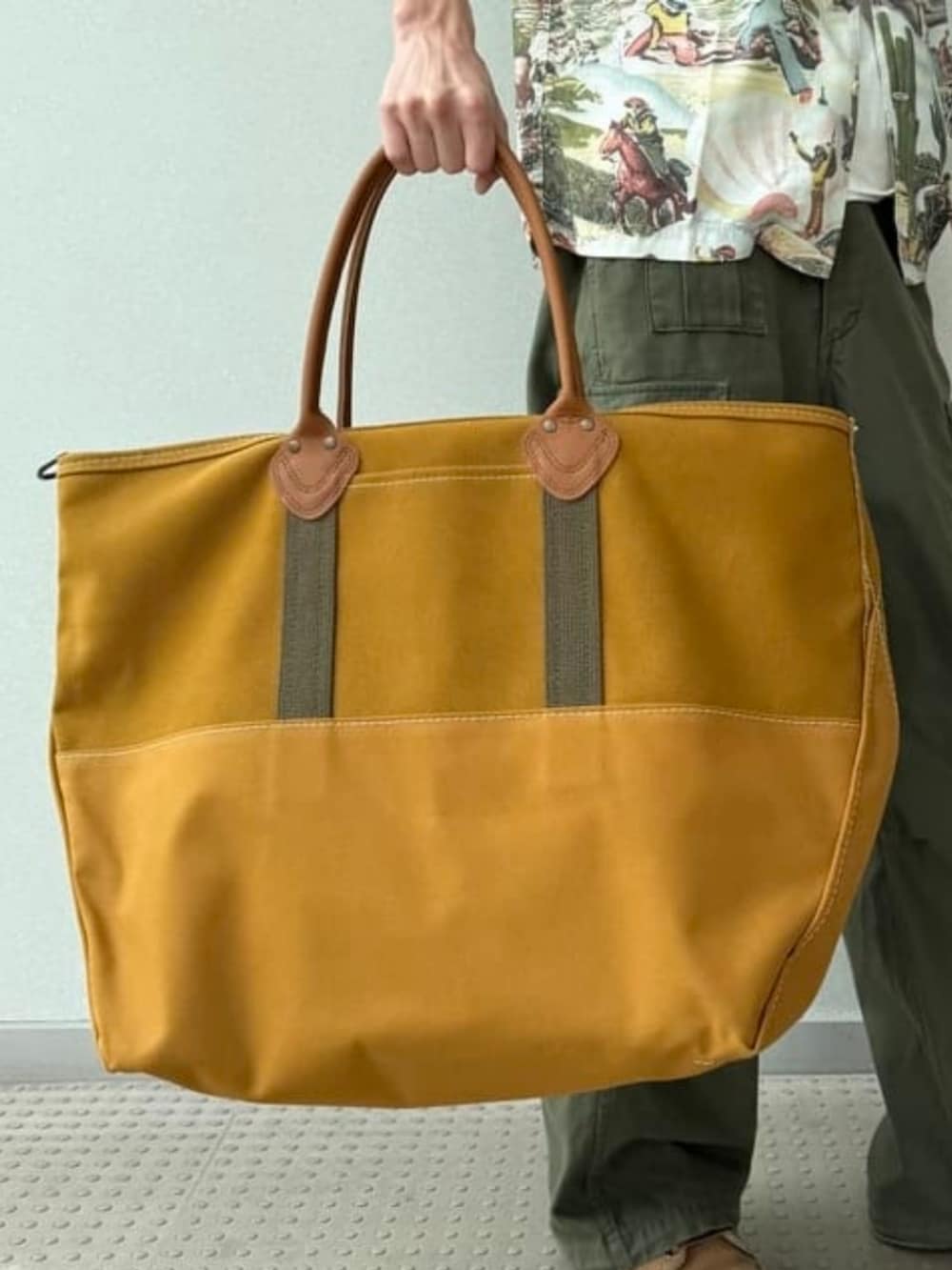 その他のシャツ/ブラウス、ブラウン系のトートバッグ、ホワイト系のTシャツ/カットソーを着用したメンズの夏コーディネートの4枚目の写真