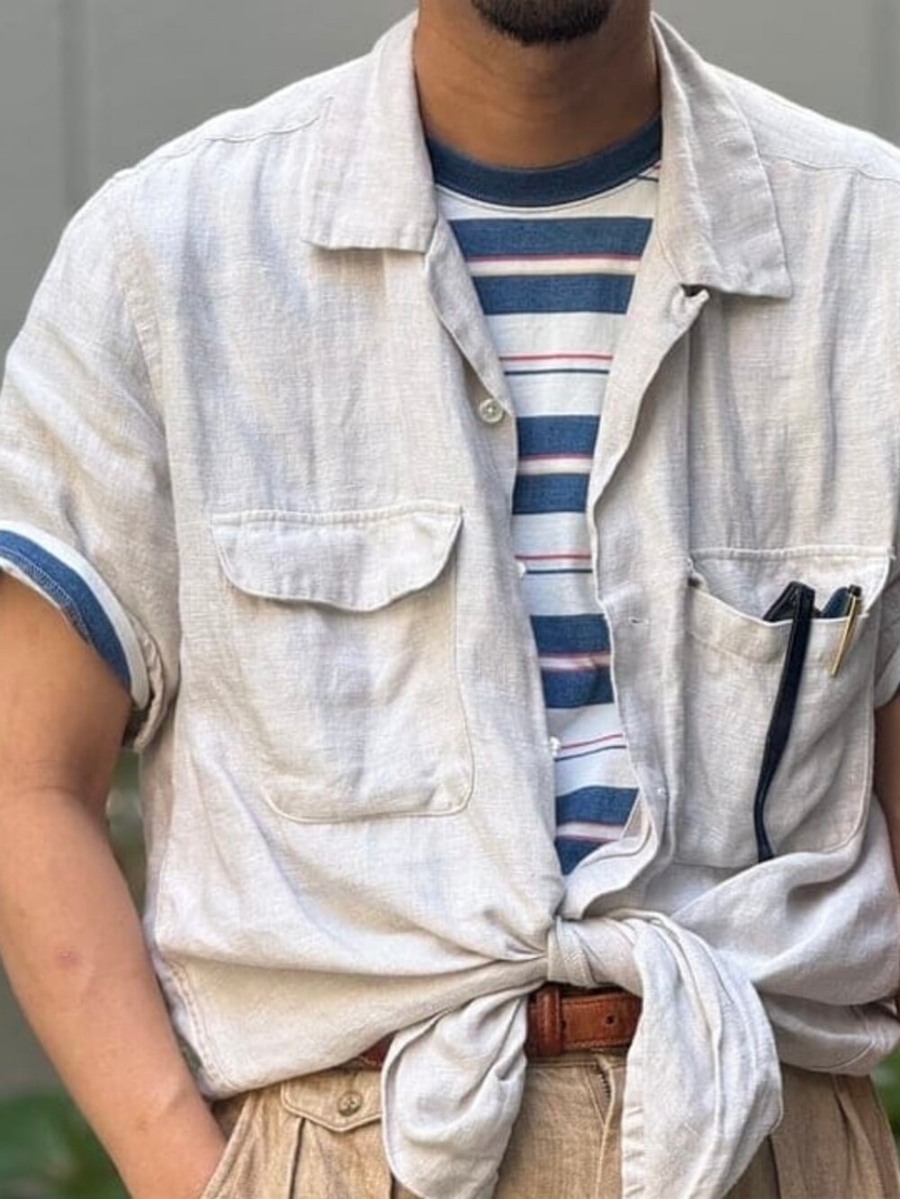 ブルー系のTシャツ/カットソーを着用したメンズの夏コーディネートの2枚目の写真