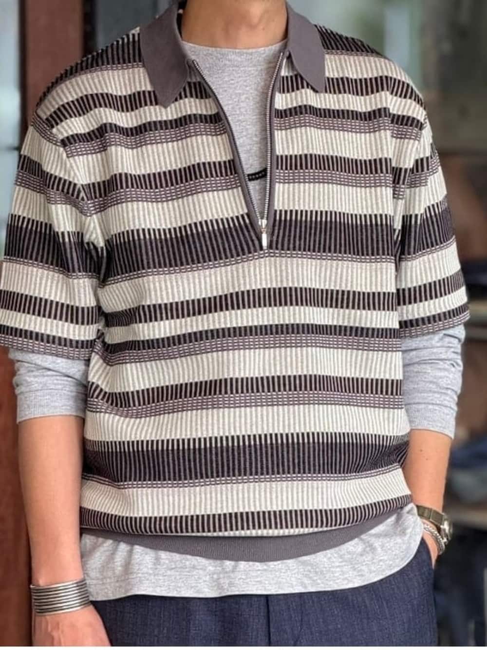 グレー系のTシャツ/カットソー、ブルー系のその他パンツ、グレー系のポロシャツを着用したメンズの夏コーディネートの2枚目の写真