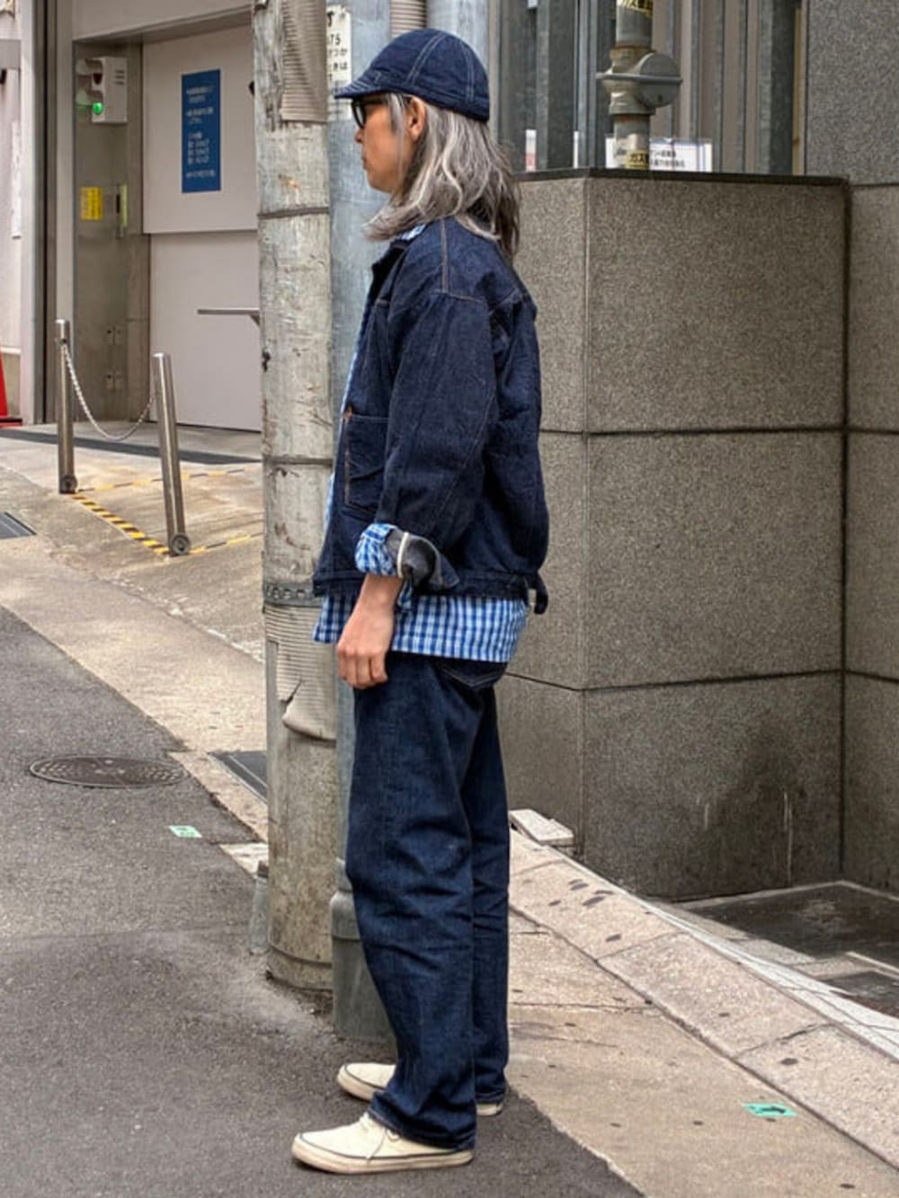 ブルー系のシャツ/ブラウスを着用したメンズの春コーディネートの2枚目の写真